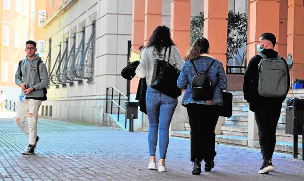 Las dos universidades públicas y la Comunidad barajan congelar las tasas de matrícula otro año