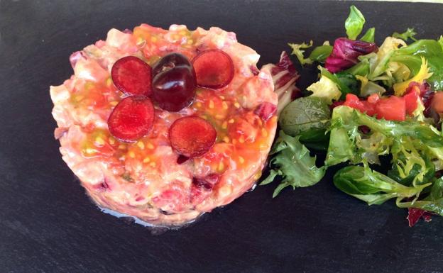 Tartar de salmón y cerezas