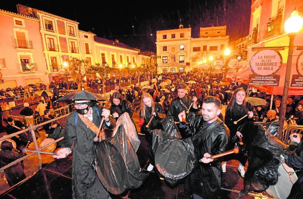 La tamborada puede con la lluvia en Mula