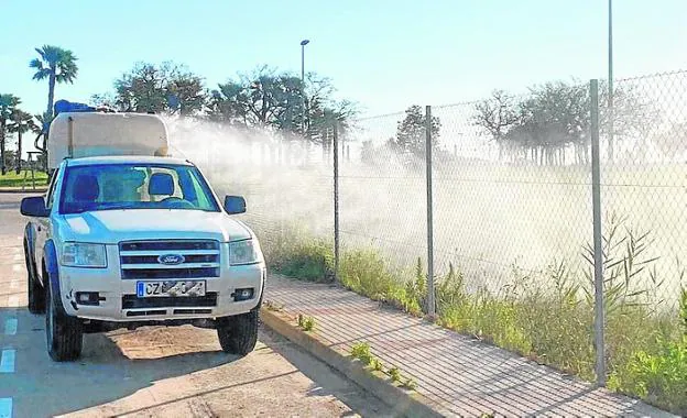 A vehicle fumigates a piece of land, in Los Alcázares, this week. 
