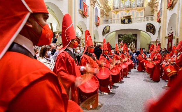 La lluvia obliga a los 'coloraos' a suspender la procesión del Miércoles Santo en Murcia