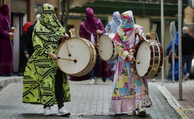 Los tambores y las túnicas multicolor vuelven a las calles de Moratalla dos años después