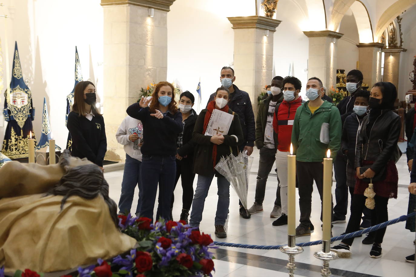 Cofrades blancos y azules exponen sus bordados en Lorca