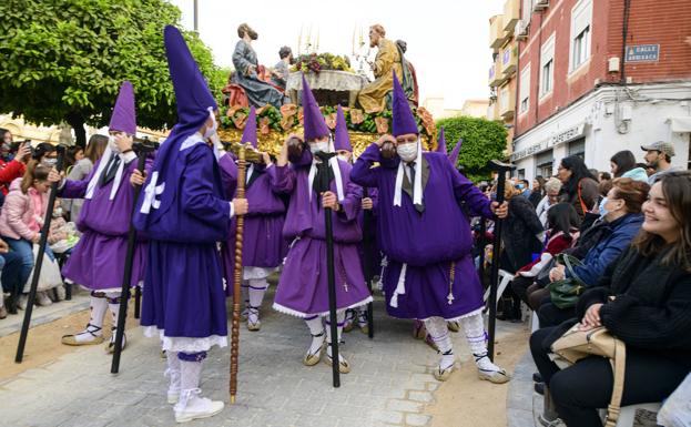 Exit of the procession of the 'Salzillos', in Murcia, this Good Friday.
