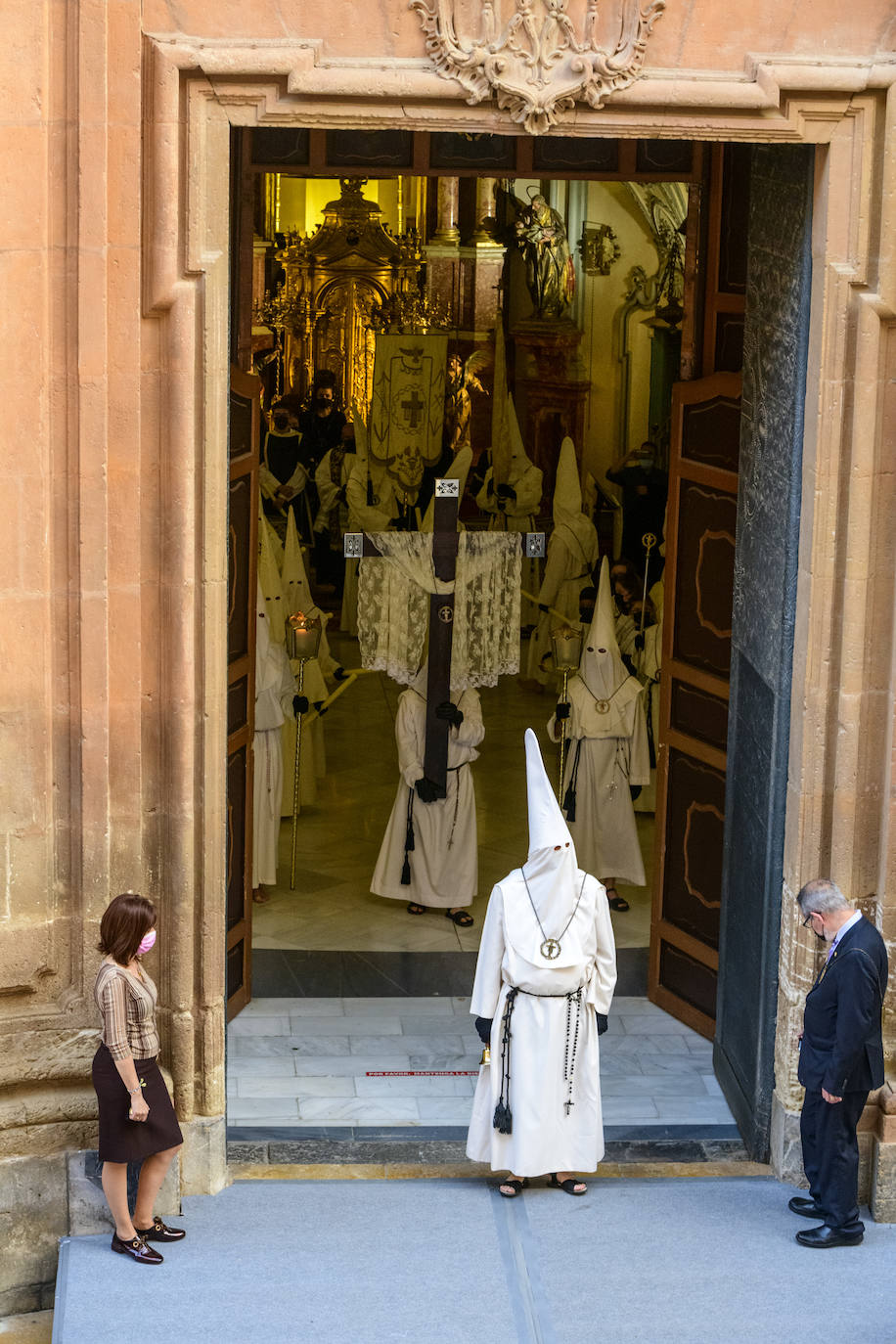 La procesión del Yacente del Sábado Santo en Murcia, en imágenes