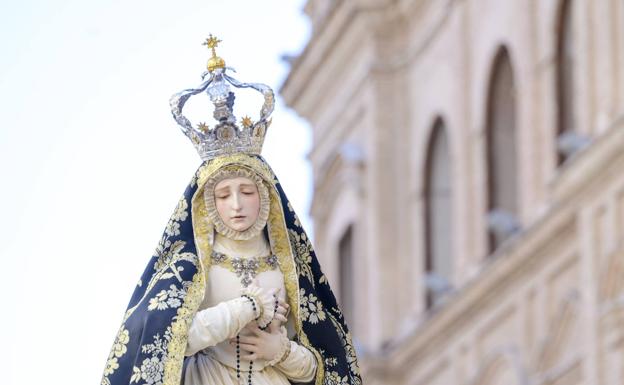 Rosario y Yacente desfilan en la tarde como últimas procesiones de Pasión
