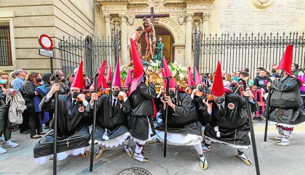 Sepulcro, Servitas y Misericordia tiñen de luto la noche murciana