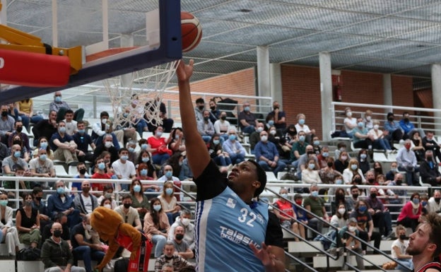 El Cebé sueña con la remontada gracias a dos triples milagrosos de Newby