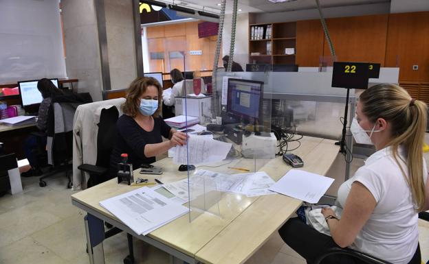 Salud se inclina por mantener la mascarilla en edificios públicos de atención presencial