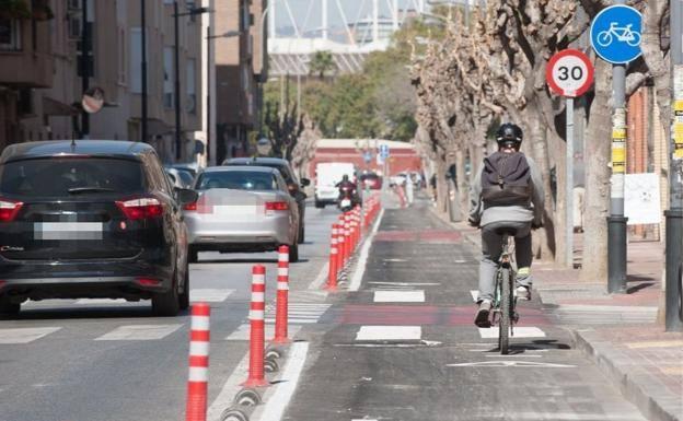 Esta es la nueva multa de la DGT por estacionar en un carril bici