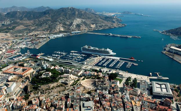 Herido grave un hombre en un accidente laboral en una embarcación en el Puerto de Cartagena