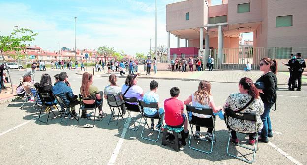 Vecinos de Sangonera vigilan un edificio abandonado para evitar que lo okupen