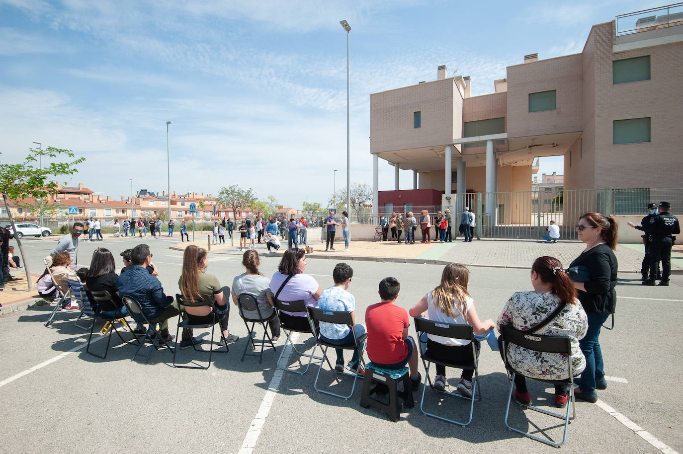 Vecinos de Sangonera vigilan un edificio abandonado para evitar que lo okupen