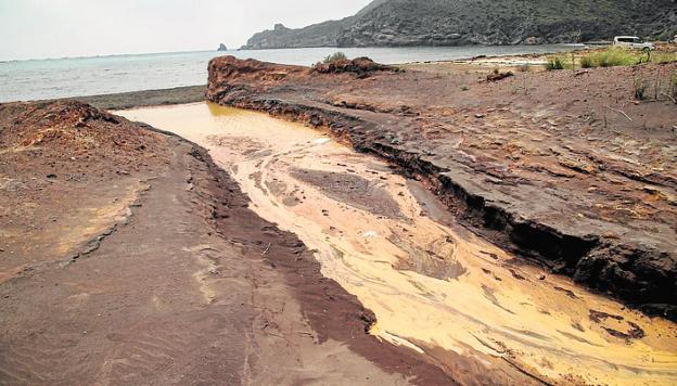 Un nuevo vertido de desechos mineros llega hasta la playa de El Gorguel y el Mediterráneo