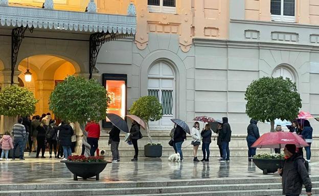 Colas en los dos puntos físicos para reservar las sillas del Entierro de la Sardina