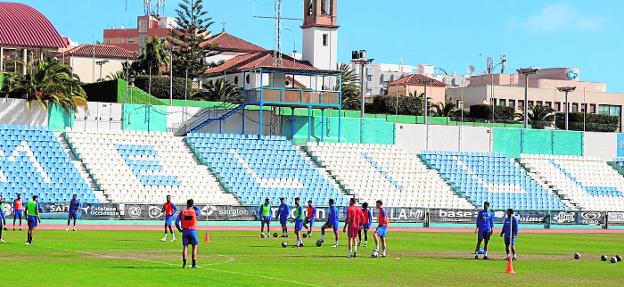 El viento y el mal estado del césped del campo del Melilla preocupan al Murcia