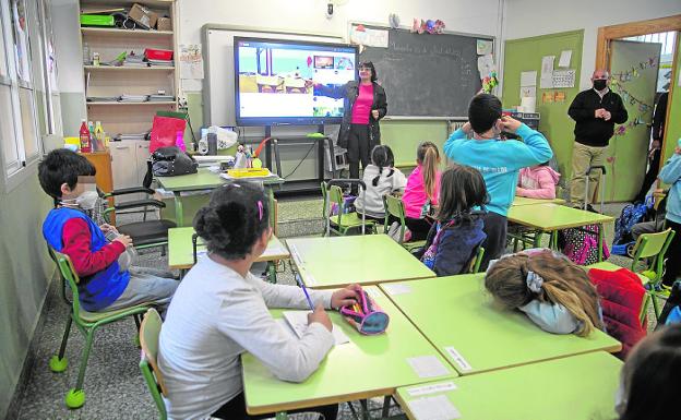 División en el uso del tapabocas en los colegios y los institutos