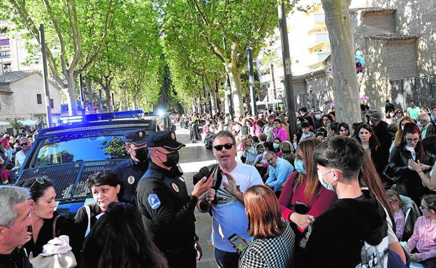 Caos y quejas por la venta de sillas para los desfiles de las Fiestas de Primavera en Murcia