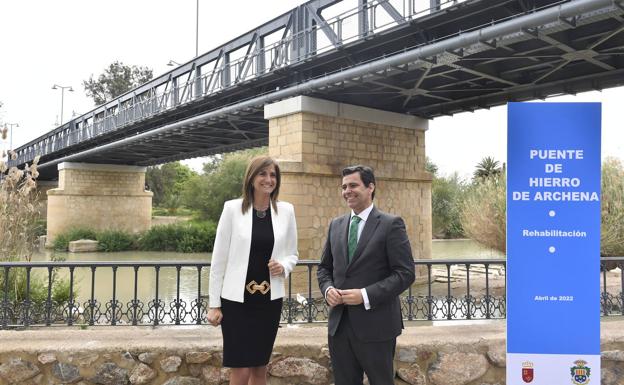 La Comunidad y el Ayuntamiento inauguran la rehabilitación del icónico puente de hierro de Archena