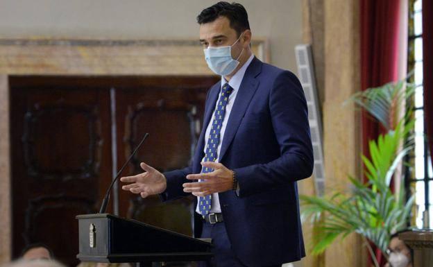 Podemos pide la dimisión de García Rex por el conflicto de las sillas del Entierro pero Ginés Ruiz se desmarca