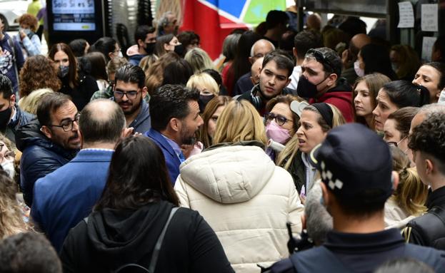 El Ayuntamiento de Murcia achaca a la empresa y al mal funcionamiento de la web el caos en la venta de sillas para el Entierro de la Sardina