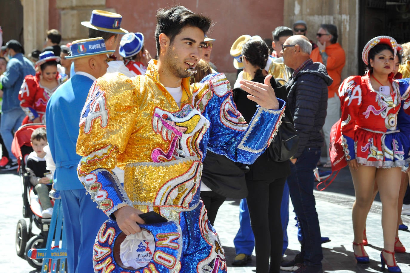 El pasacalles de los grupos sardineros, en imágenes
