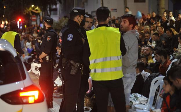 El descontrol en la venta de sillas para el Entierro de la Sardina obliga a intervenir a la Policía antes del desfile