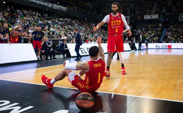 James Web III helps Jordan Davis get up in this Saturday's match between Bilbao Basket and UCAM Murcia.