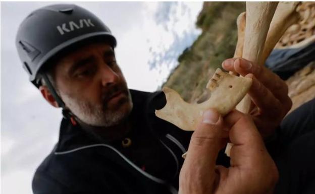 Descubren cientos de restos humanos de habitantes prehistóricos de Santomera en una cueva sepulcral