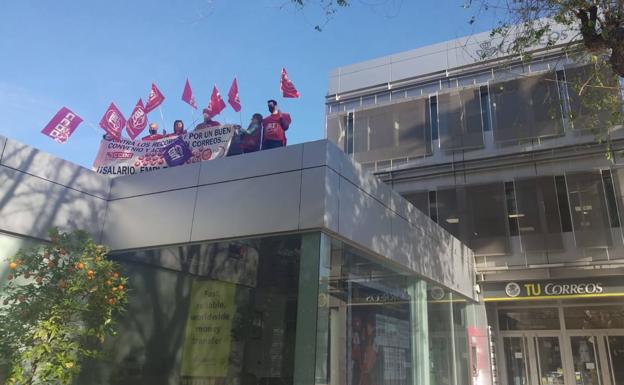 Los sindicatos de Correos protestan en la azotea de su sede central en la Circular contra la gestión del servicio