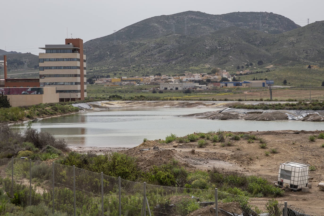 Las lluvias dejan casi al límite dos balsas de residuos de Zinsa en Cartagena