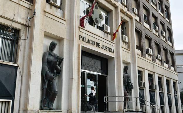 Un policía de Yecla afronta 4 años de cárcel por colarse en el despacho de su jefe