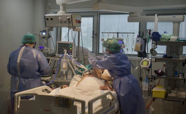 Menos test, pero mayor capacidad de camas para afrontar la pandemia