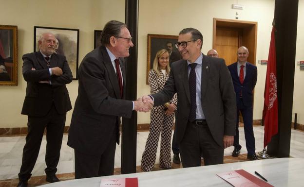 Santander Universidades aporta 550.000 euros a la UMU para favorecer el acceso a la educación
