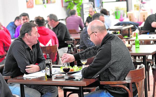 Sanidad recomienda a los restaurantes que limiten el alcohol en sus menús