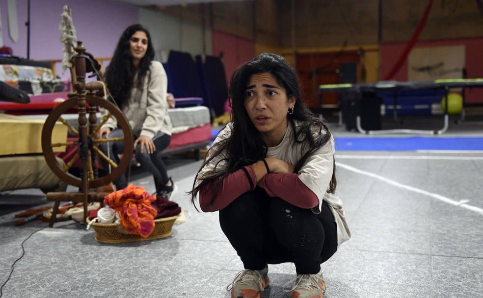 ¿Cuál es el color de la mujer?