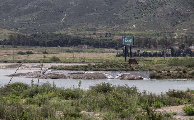 PSOE y Podemos exigen vaciar las balsas de Zinsa ante el riesgo de vertido
