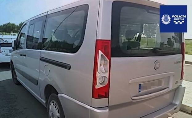 Denunciada una conductora de un taxi ilegal en el Aeropuerto de Corvera