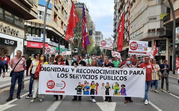 Miles de personas se echan a la calle en Murcia para reclamar subidas salariales