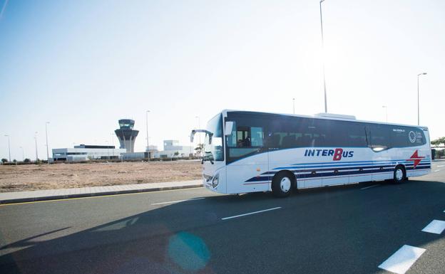 El aeropuerto de Corvera recupera los enlaces de bus con Murcia y Cartagena