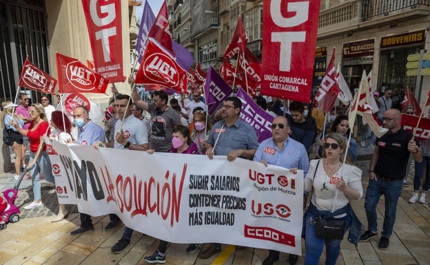 Trabajadores y sindicatos exigen en Cartagena medidas urgentes ante la inflación y actualizar los convenios