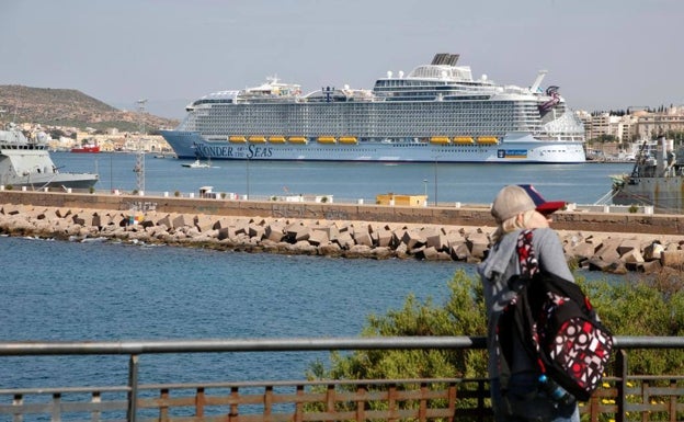 El megacrucero 'Wonder of the seas' deslumbra durante su visita a Cartagena