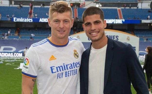 Así celebró Carlos Alcaraz junto a los jugadores del Real Madrid el título de la Liga