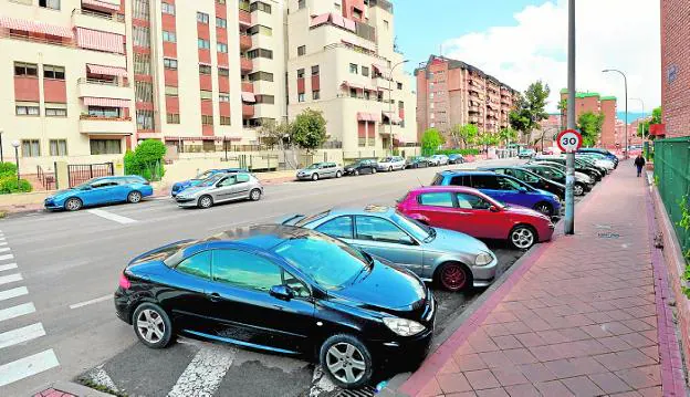 Cars parked in Pío Baroja, one of the roads along which the future bus and bike lanes will run. 