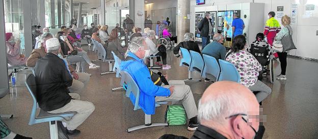 El colapso en Urgencias del Santa Lucía de Cartagena obliga a pacientes a esperar en los pasillos varias horas