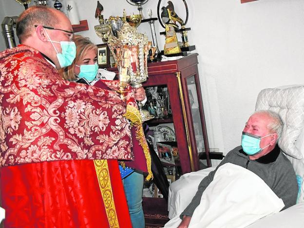 La Vera Cruz llena de esperanza los hogares de los enfermos de Caravaca