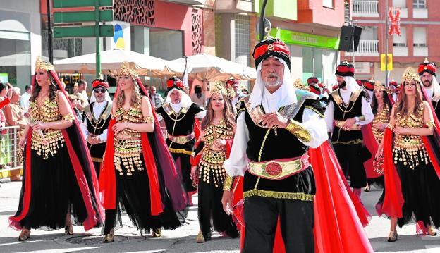 Moros y cristianos recrean la historia medieval de la Caravaca de la Cruz