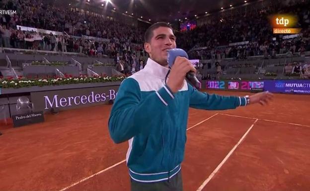 El público le canta el 'cumpleaños feliz' a Carlos Alcaraz tras pasar a cuartos de final en Madrid