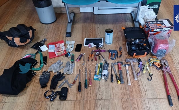 Persigue a los ladrones que acababan de robar en su casa y logra que la Policía Local de Murcia los detenga