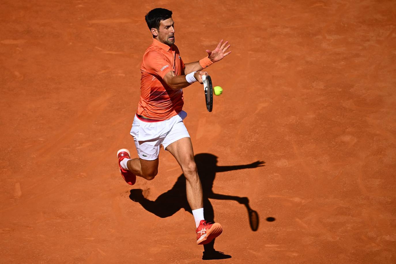 La victoria de Carlos Alcaraz ante Novak Djokovic en el Masters de Madrid, en imágenes